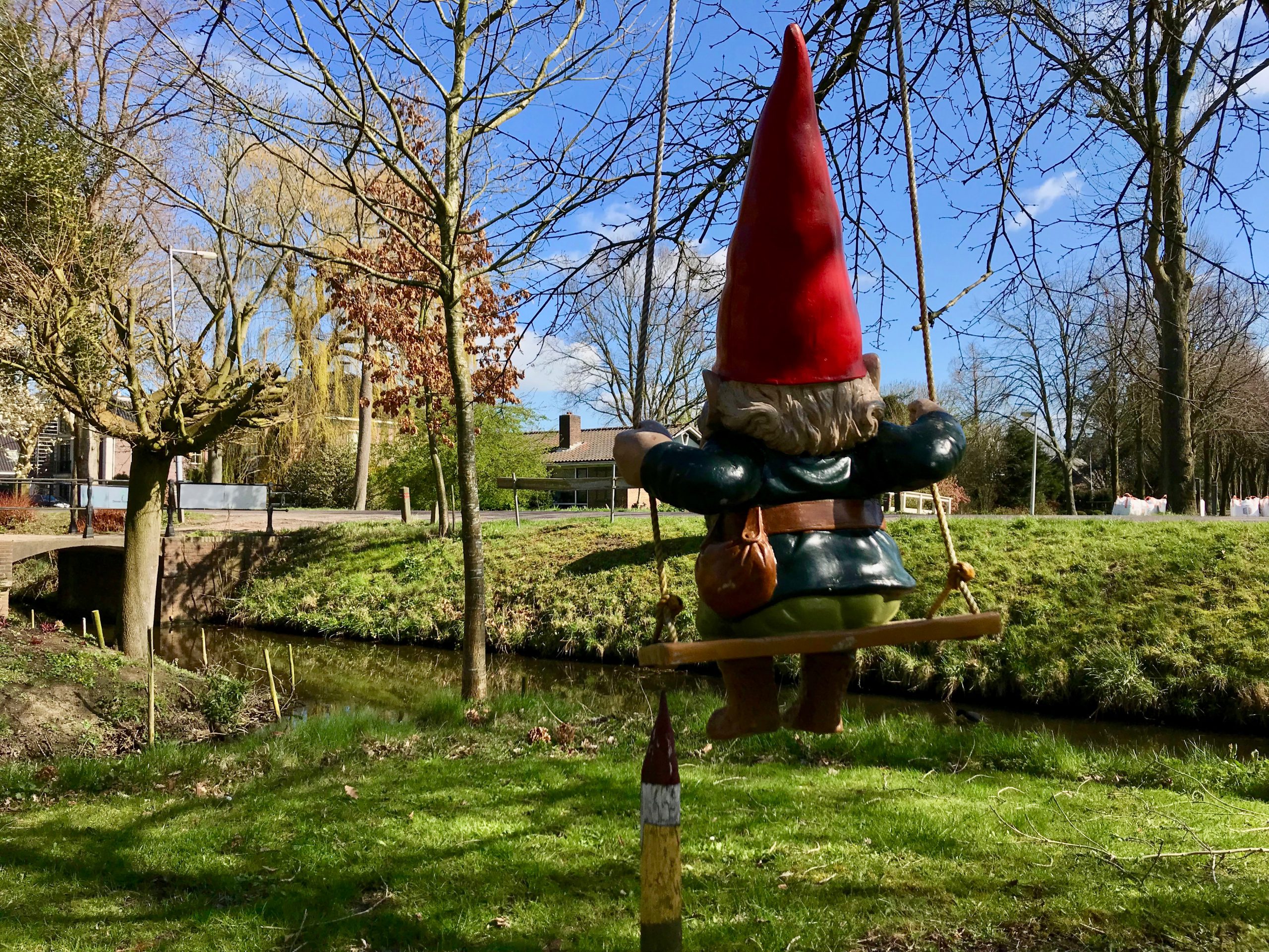 Kabouter op schommel bij Beemster Arboretum