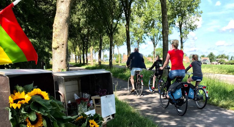 Fietspad Rijperweg met verkoop langs de weg