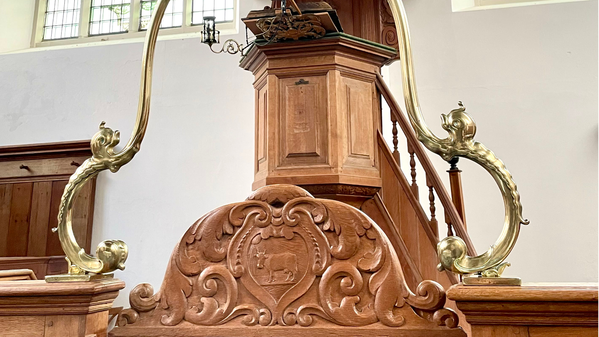 Kerk doophek en preekstoel 01