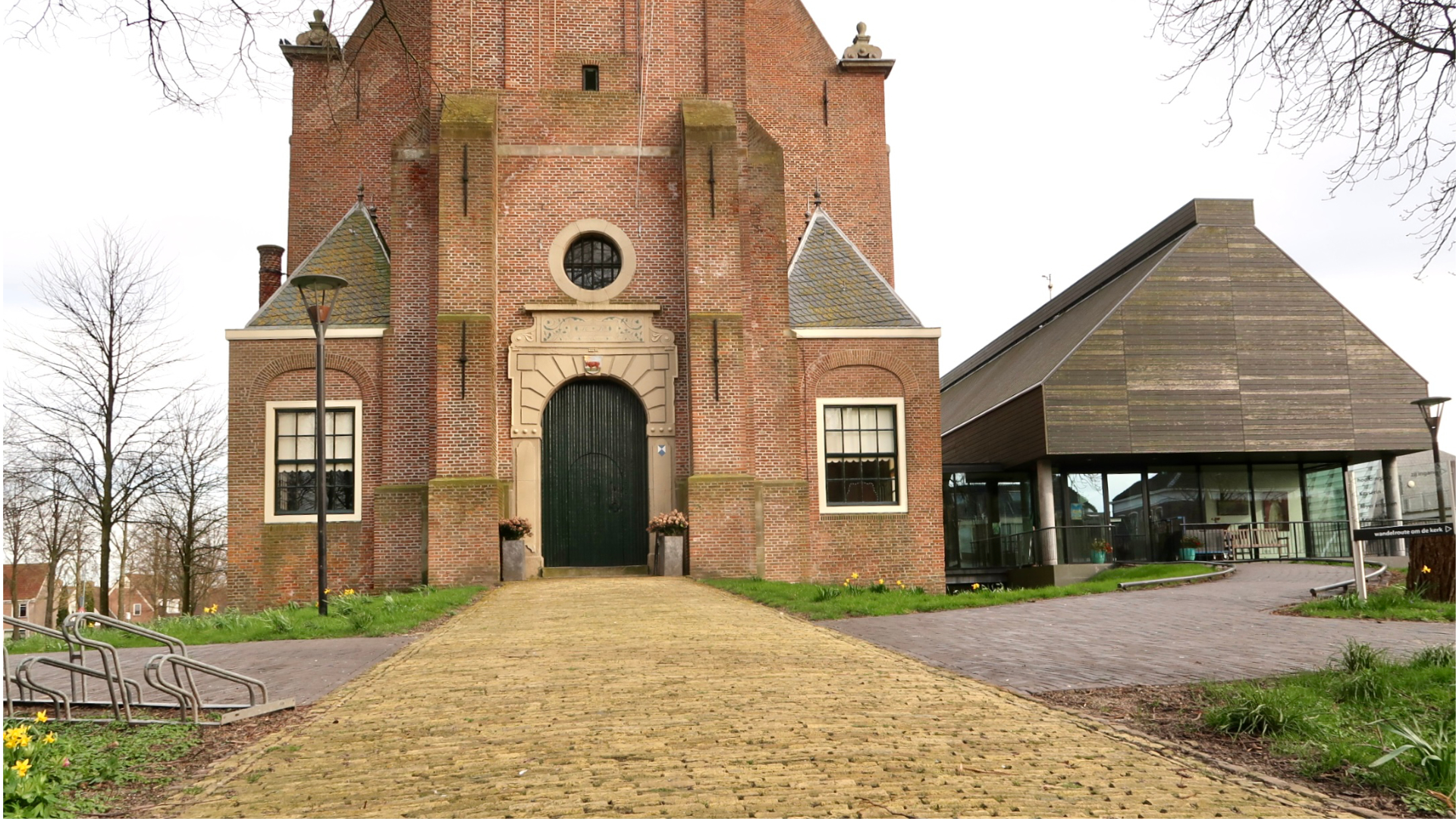 Kerk pad met gele steentjes