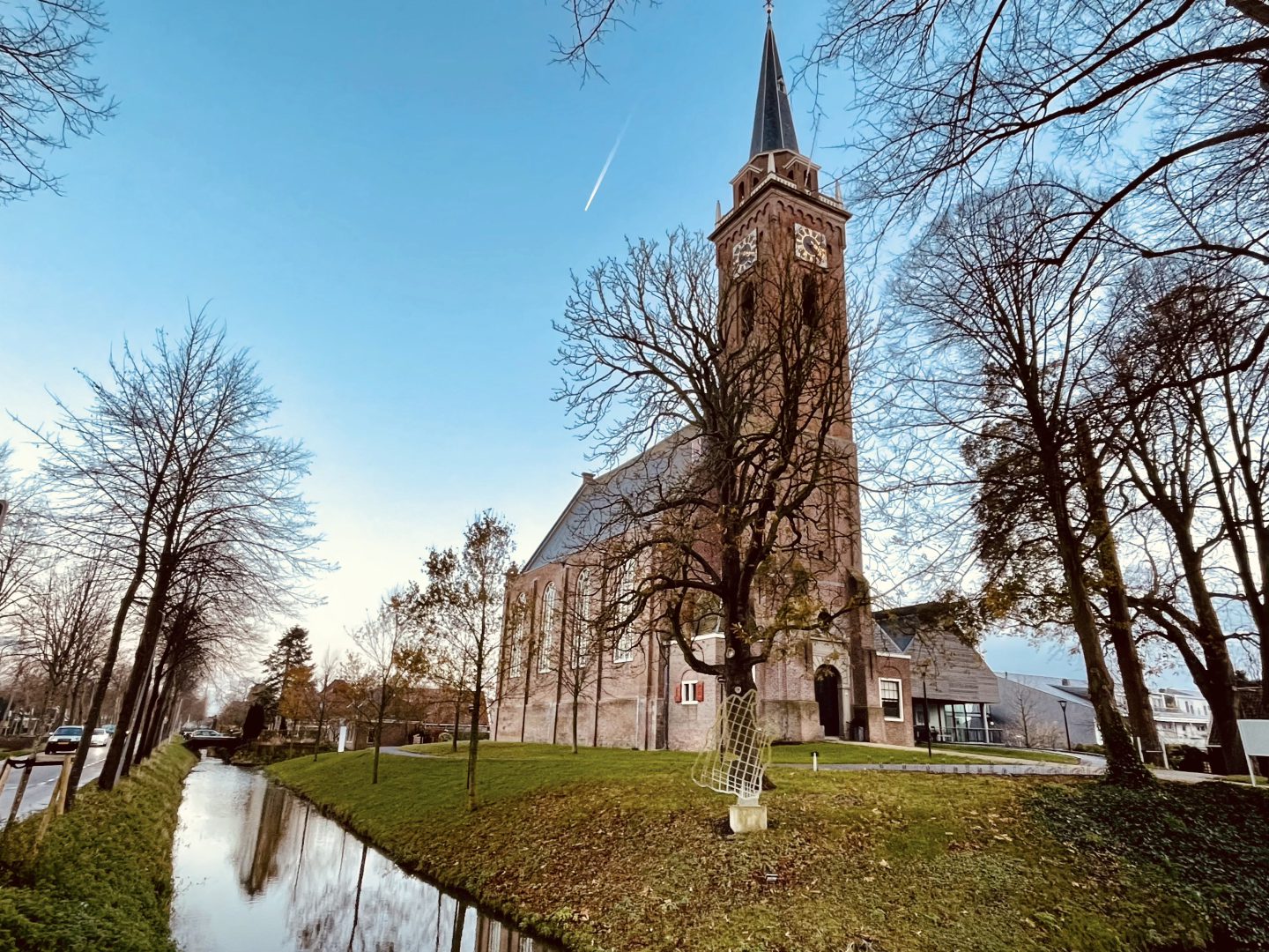 Zij aanzicht kerk vanuit het noord-westen