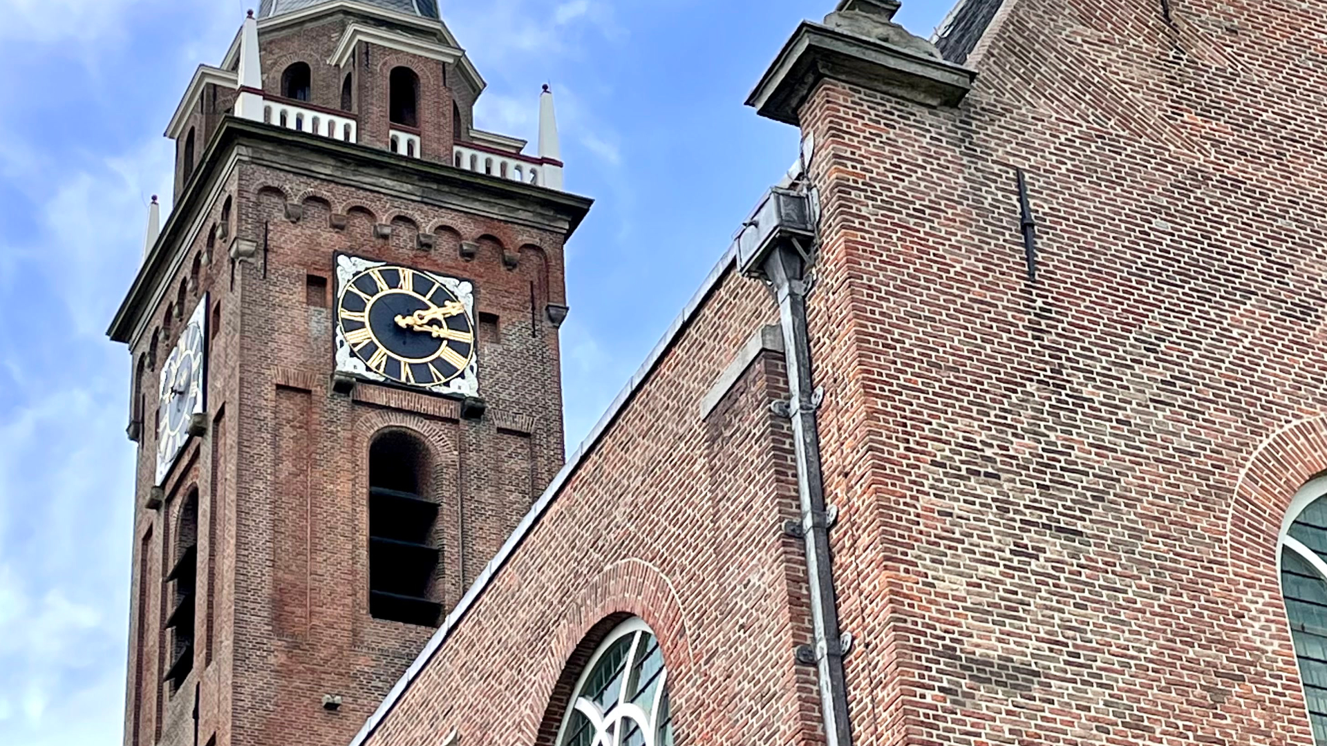 Kerktoren Keyserkerk met wijzerplaat en galmgaten 01