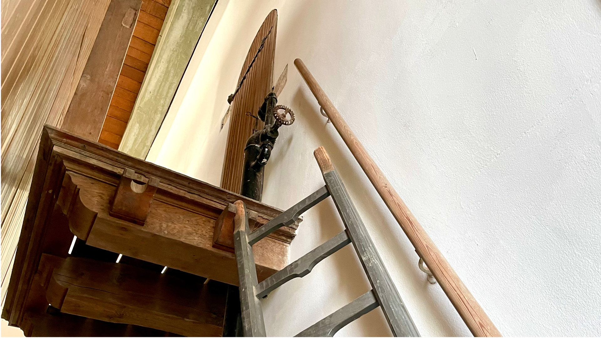 Kerk oude trap bij orgell naar kerktoren