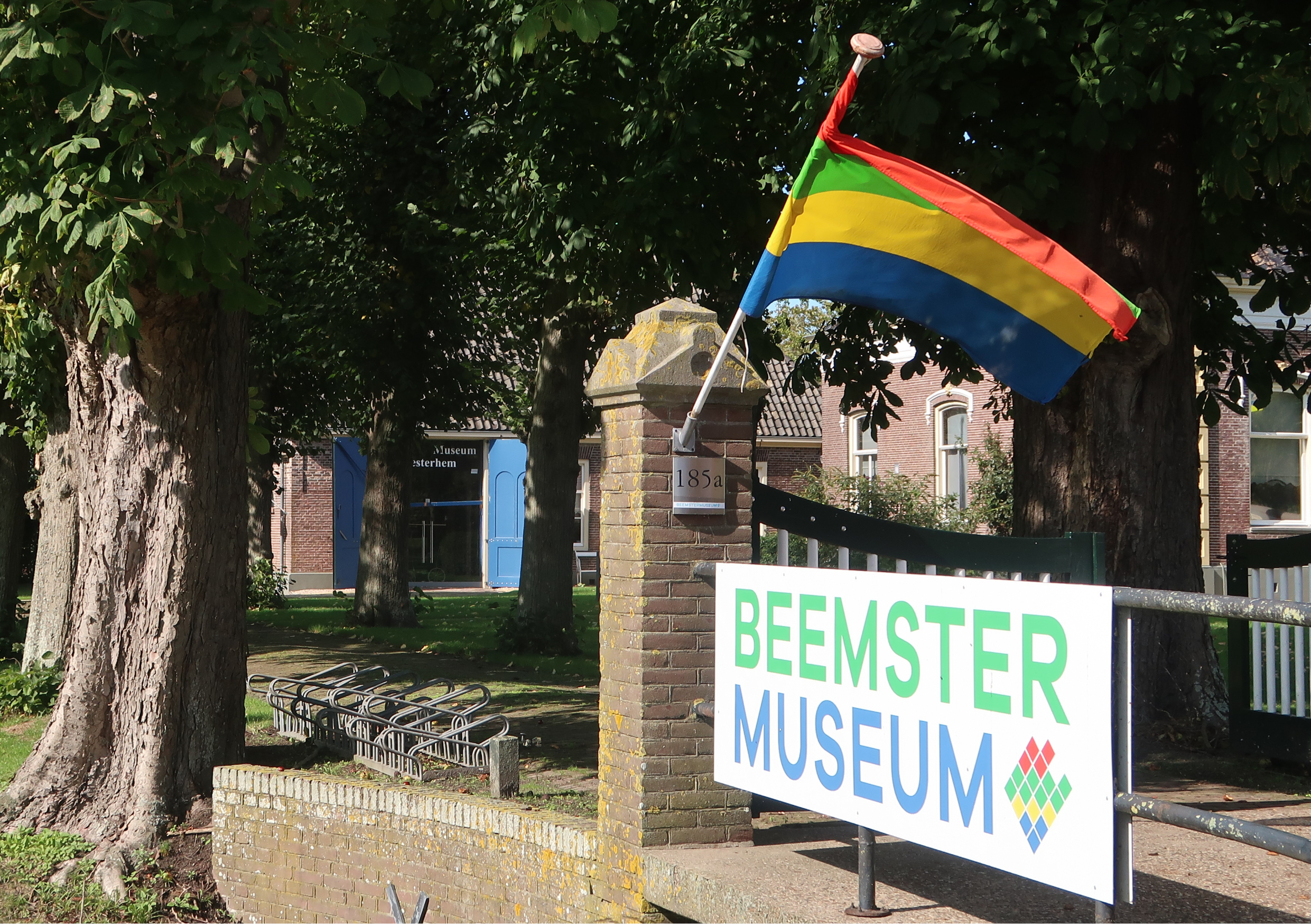Bord op de brug bij het Beemster Museum