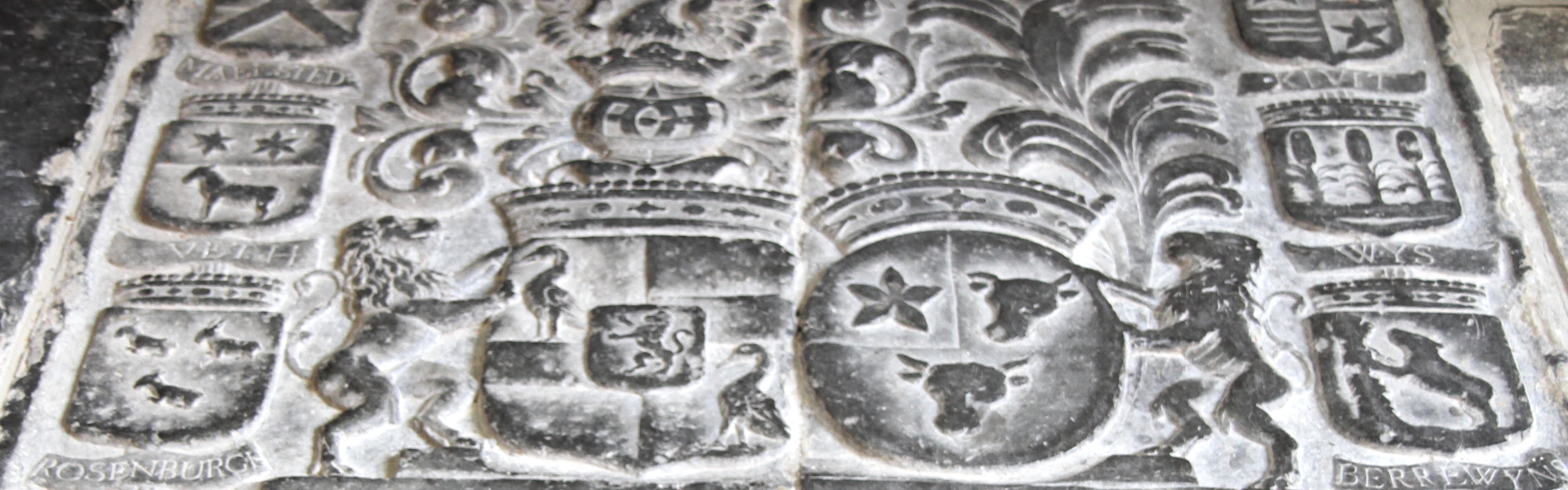 Detail grafsteen Jan van Reyersberg en zinj echtgenote Sara van Os in de Keyserkerk in Middenbeemster.