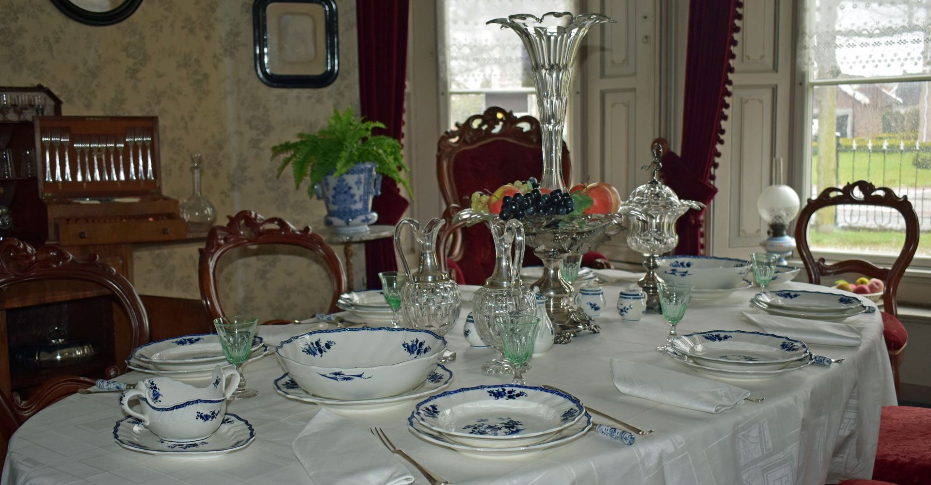Betje Wolff museum - gedekte tafel 18e eeuws servies