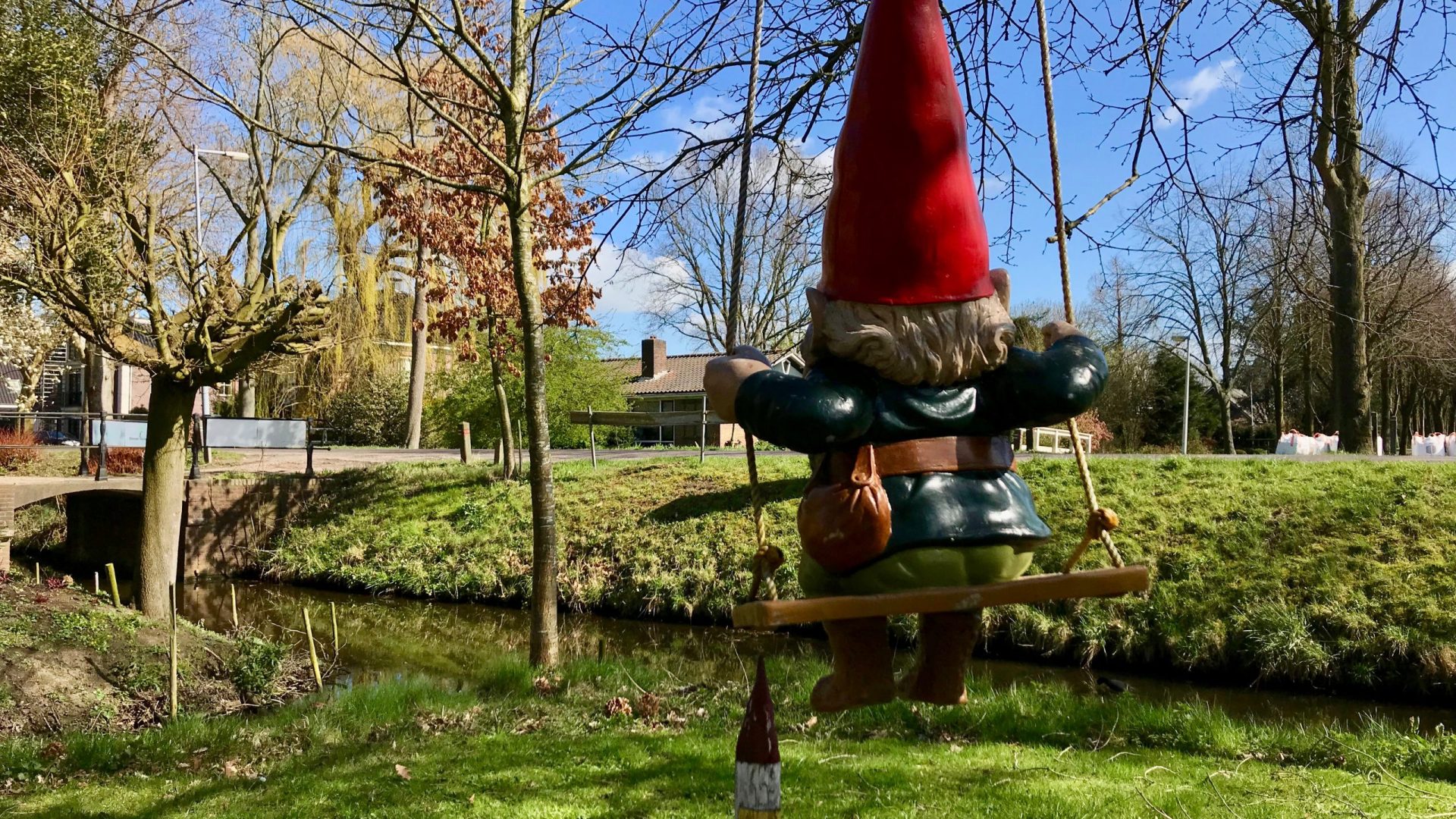 Kabouter op schommel bij Beemster Arboretum