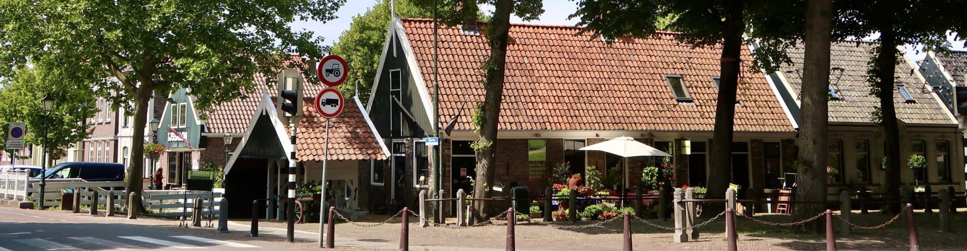 Centrum Middenbeemster met travaille en oude smidse