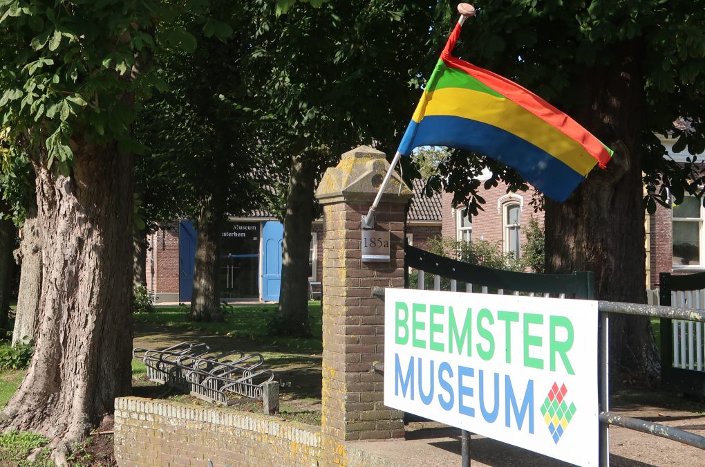 Bord op de brug bij het Beemster Museum